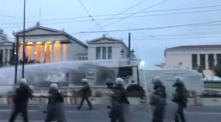 Διαδήλωση υπέρ Κουφοντίνα: 29 προσαγωγές στην Αθήνα και μία σύλληψη στο Χαλάνδρι -Προσήχθη και ο Έκτορας Κουφοντίνας (βίντεο)