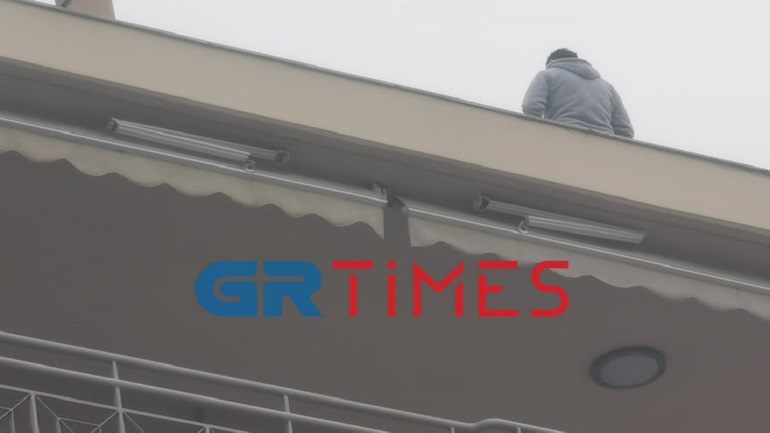 Θεσσαλονίκη: Άνδρας απειλεί να αυτοκτονήσει πηδώντας από τον 6ο όροφο [βίντεο]