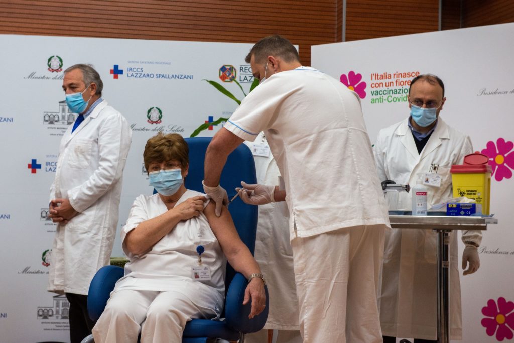 Ιταλία: Υποχρεωτικός ο εμβολιασμός γιατρών, νοσοκόμων, βοηθητικού προσωπικού και φαρμακοποιών