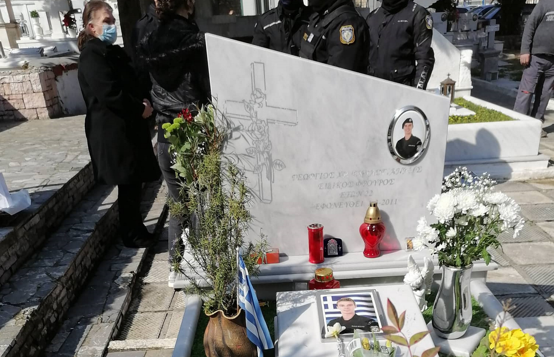 Δέκα χρόνια από τη δολοφονία των δύο αστυνομικών στο Ρέντη: Συγκίνηση στο μνημόσυνο του Γιώργου Σκυλογιάννη (φωτό)