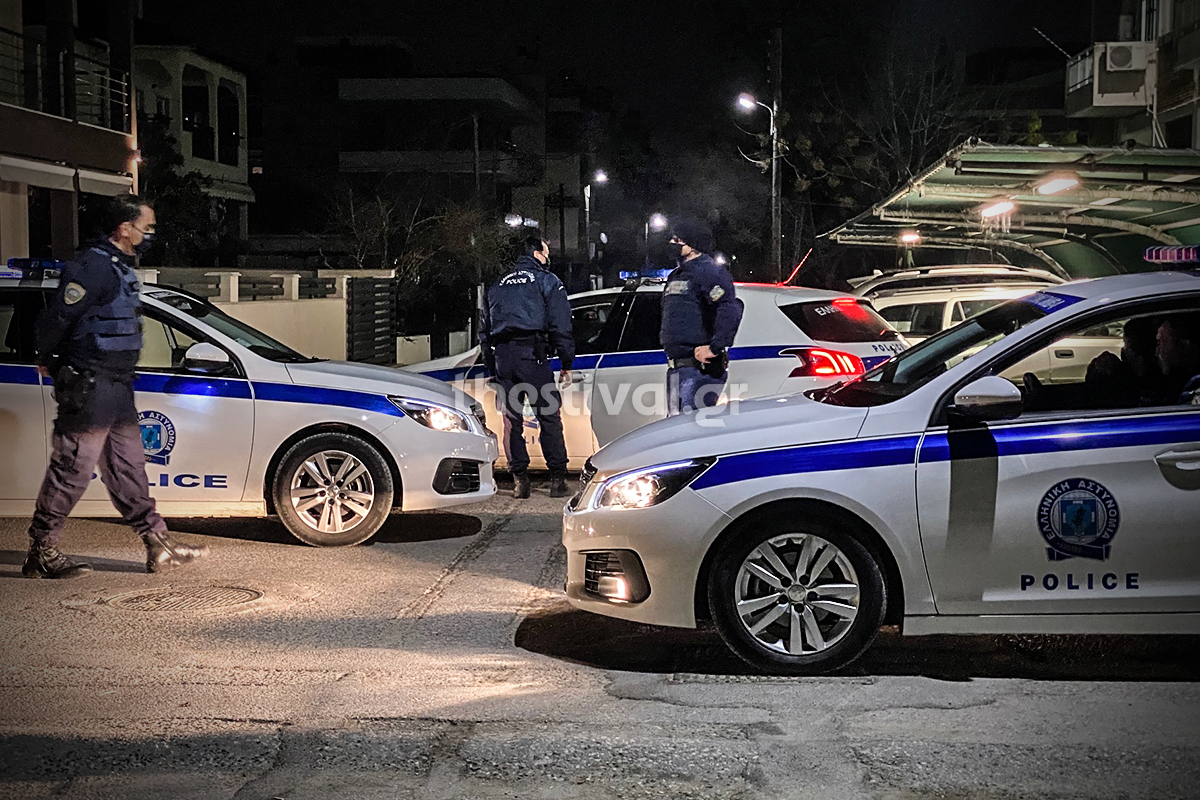 Θεσσαλονίκη: Νύχτα έντασης στην Περαία – 50 κουκουλοφόροι προπηλάκισαν αστυνομικούς (video)