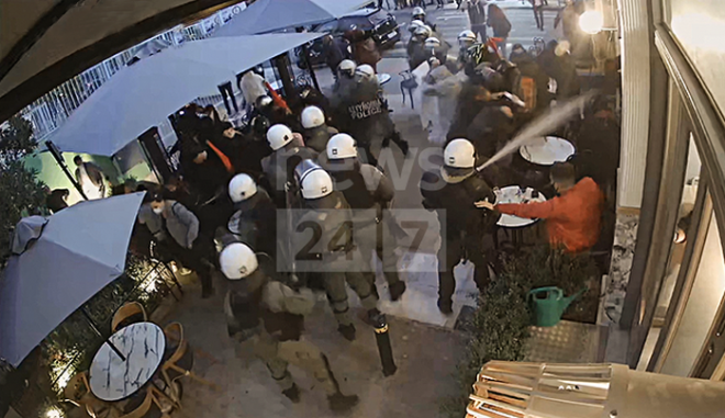 Βίντεο ντοκουμέντο - Απρόκλητη επίθεση αστυνομικών σε καφετέρια στο Γαλάτσι