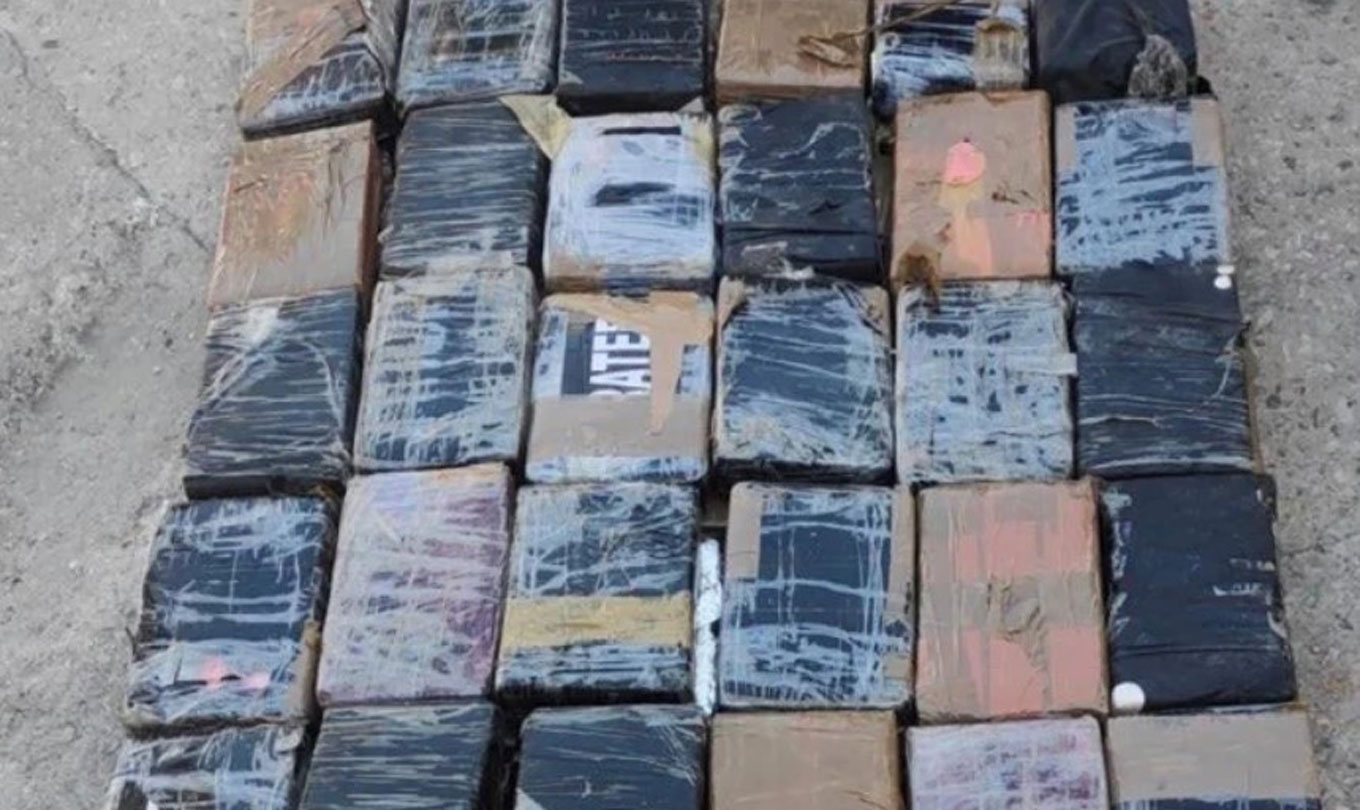 Πειραιάς: 100 κιλά κοκαΐνης εντοπίστηκαν κρυμμένα σε κοντέινερ με μπανάνες