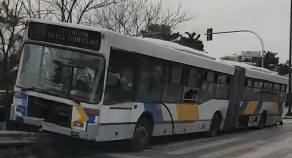 Λεωφορείο πέρασε στο αντίθετο ρεύμα και "καβάλησε" τις διαχωριστικές μπάρες στην Κηφισίας