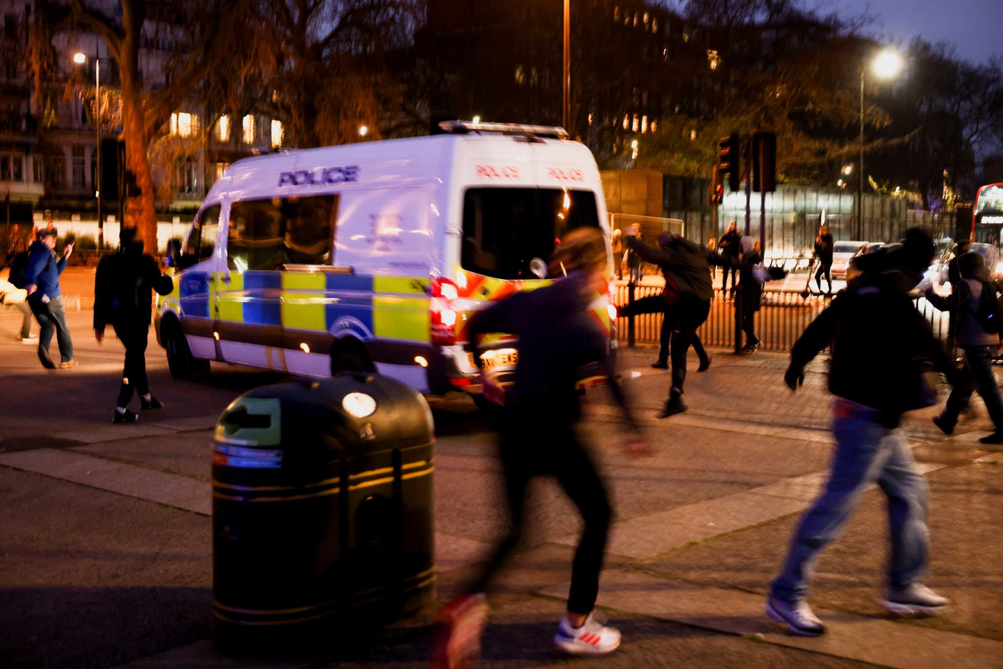 Λονδίνο: 36 συλλήψεις και πολλοί αστυνομικοί τραυματίες στη διαδήλωση ενάντια στα μέτρα (pics)