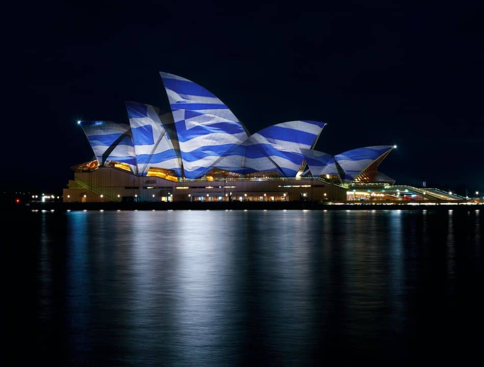 Διάφορες χώρες του κόσμου φωταγωγούν εμβληματικά κτήρια με τα χρώματα της ελληνικής σημαίας