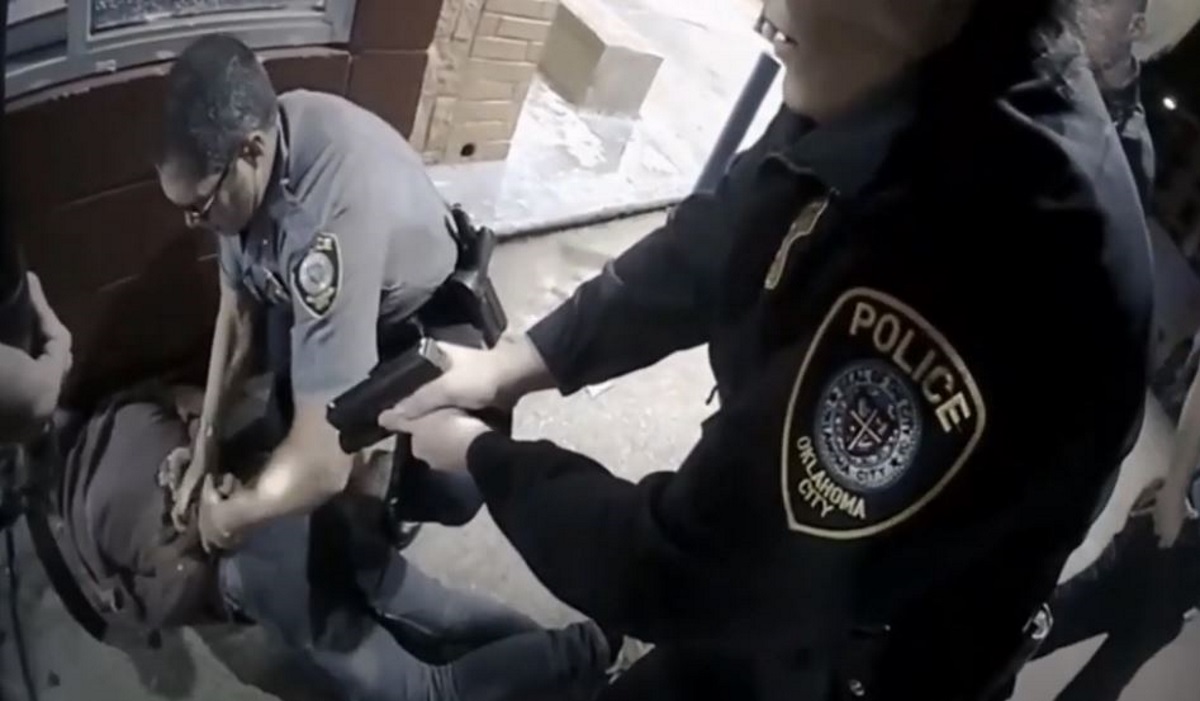 Βίντεο-σοκ: Αστυνομικοί πυροβολούν 13 φορές έναν 15χρονο ενώ ετοιμάζεται να παραδοθεί!