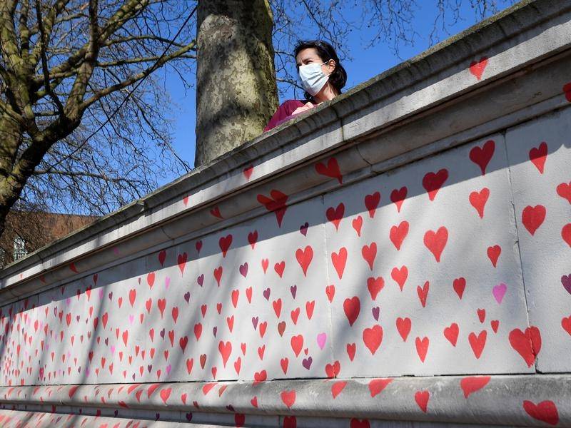 Συγγενείς θυμάτων της πανδημίας ζωγραφίζουν 150.000 καρδιές σε έναν τοίχο έξω από το αγγλικό κοινοβούλιο