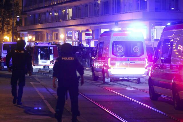 Βιέννη: Θλίψη μετά την τρομοκρατική επίθεση- Τη δημιουργία ταμείου αποζημιώσεων ζητούν οι συγγενείς των θυμάτων [βίντεο]