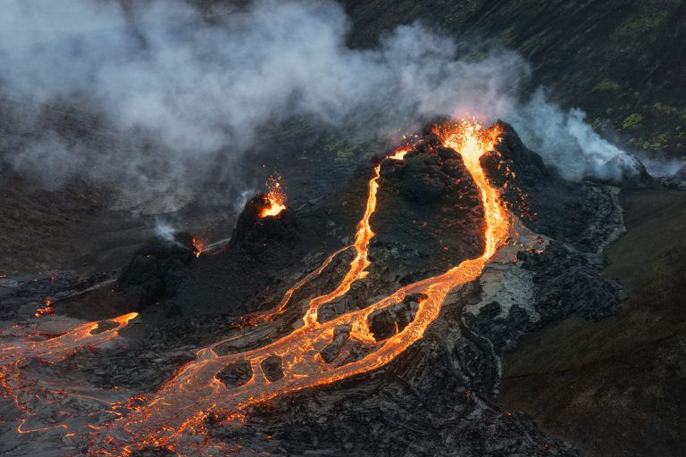Διάσημος φωτογράφος "θυσίασε" το drone του κατεβάζοντας το μέσα στον κρατήρα ηφαιστείου(απίστευτο video)