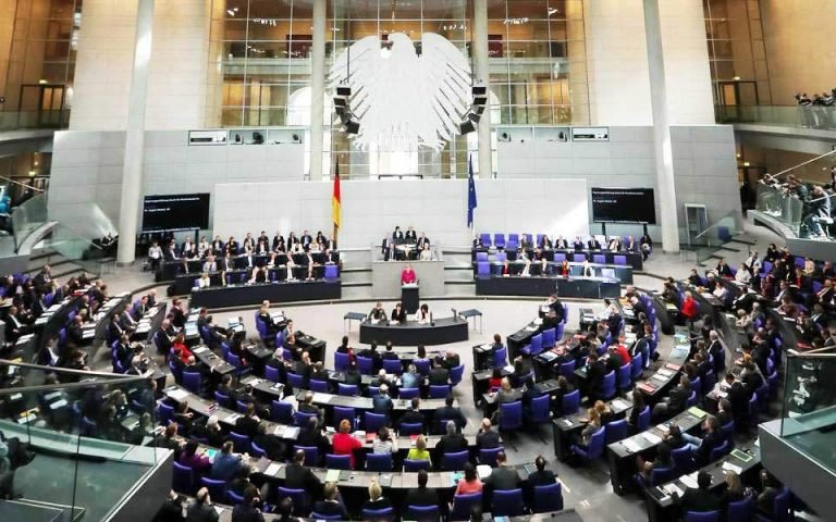 Γερμανία: Μειώνονται οι βουλευτικές αποζημιώσεις, λόγω πανδημίας