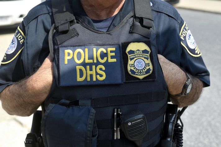 ΗΠΑ: Το υπουργείο Εσωτερικής Ασφάλειας (DHS) θα διερευνήσει τον βίαιο εξτρεμισμό στις τάξεις του