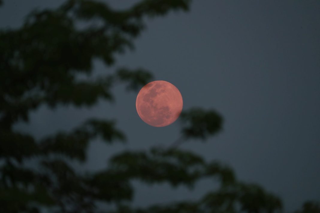 «Ροζ φεγγάρι»: Για δύο ημέρες θα απολαύσουμε την πρώτη υπέρ-πανσέληνο του 2021