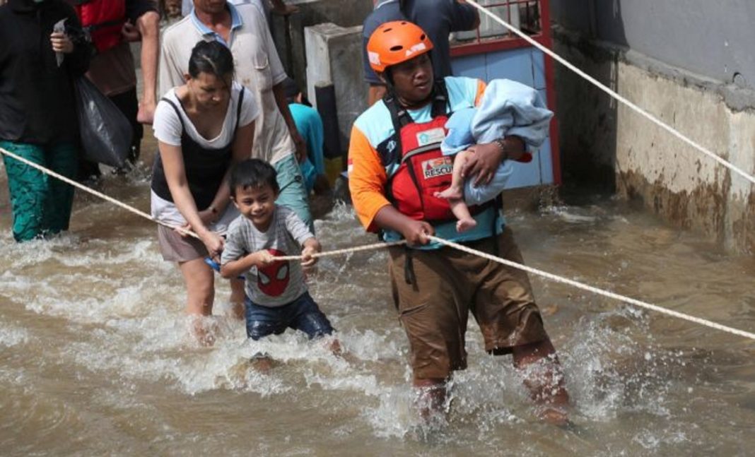 Ινδονησία: Δεκάδες νεκροί λόγω πλημμυρών και κατολισθήσεων