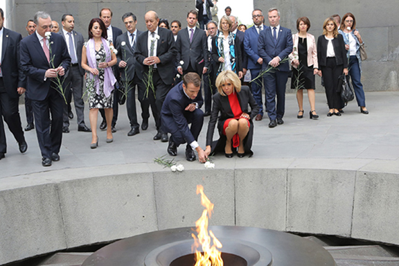 Γαλλία: Ο πρόεδρος Μακρόν τίμησε τα θύματα της γενοκτονίας των Αρμενίων