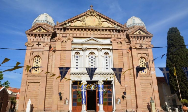 Μυτιλήνη: Σε αργία ιερέας - Πραγματοποιούσε θρησκευτικές τελετές με ανοιχτές τις πόρτες  με πιστούς χωρίς μάσκες