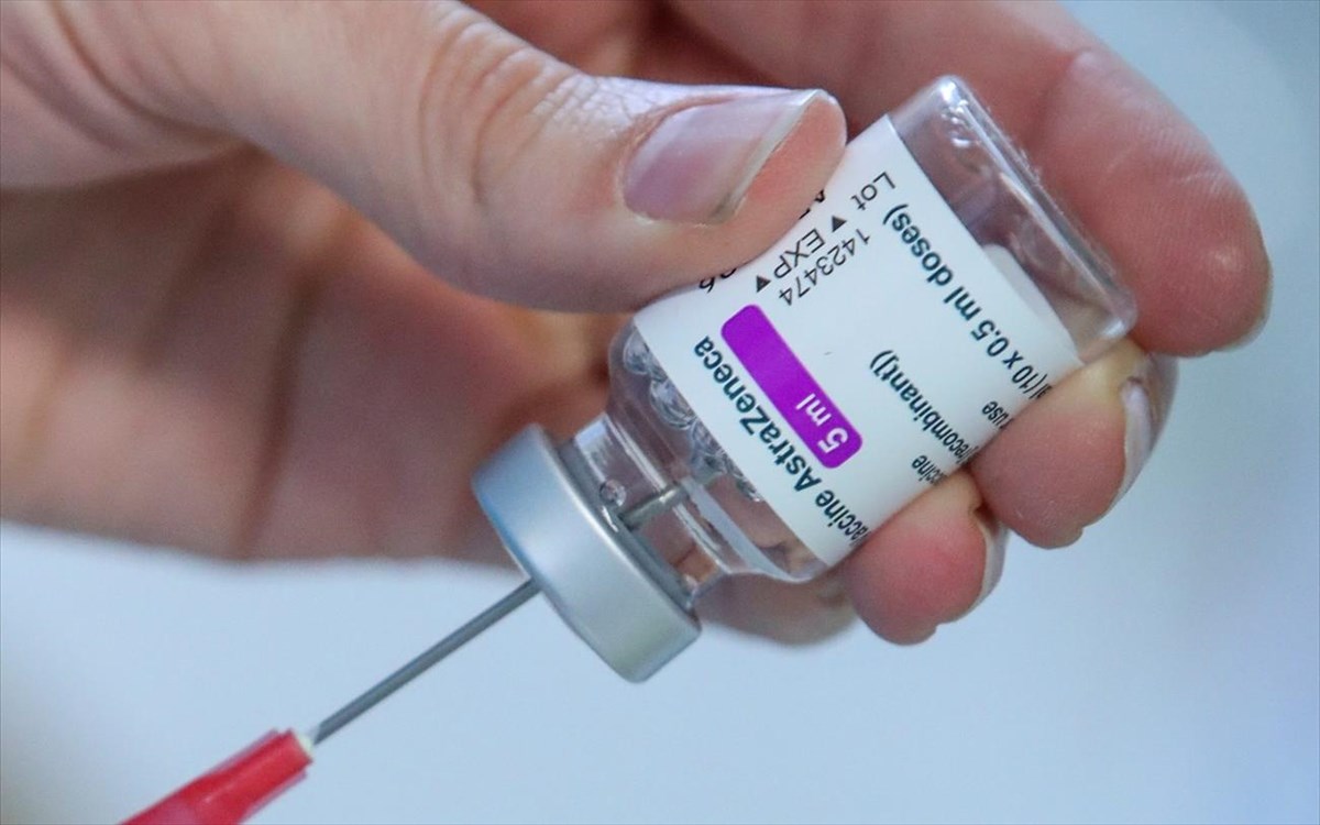 ΕΜΑ: Ενδείξεις σύνδεσης του εμβολίου της AstraZeneca με τις θρομβώσεις