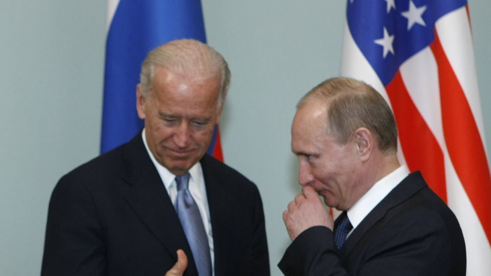 Ο Τζο Μπάιντεν επιβάλλει σκληρές κυρώσεις, ταυτόχρονα προτείνει στον Πούτιν την «αποκλιμάκωση»