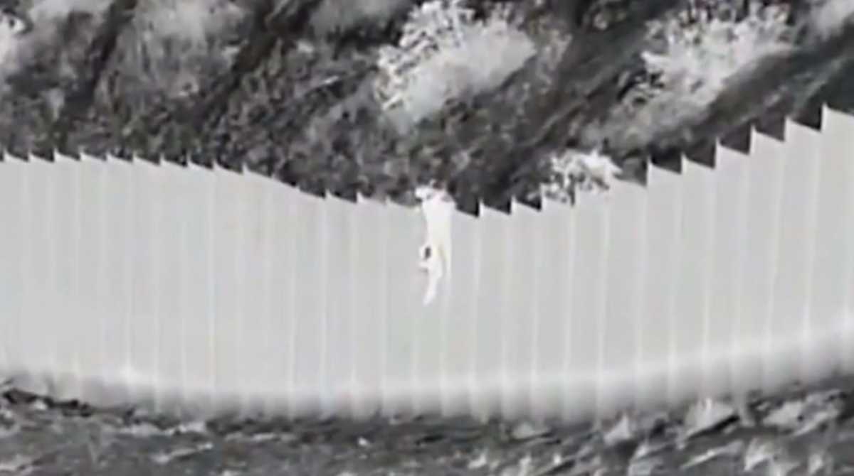 Βίντεο ντοκουμέντο: Η στιγμή που ο διακινητής ρίχνει δύο κοριτσάκια από τείχος ύψους 4 μέτρων!