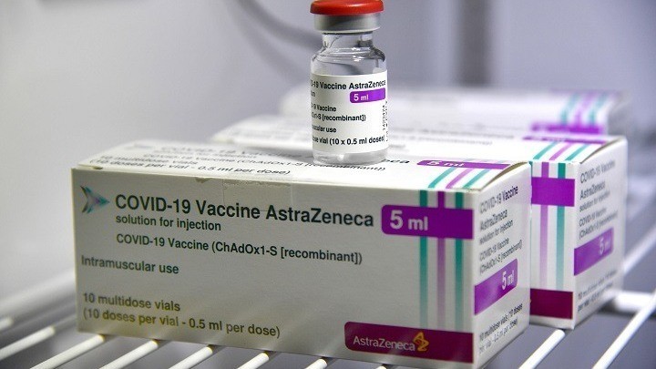 Politico: Η ΕΕ ετοιμάζει προσφυγή κατά της AstraZeneca για τις καθυστερήσεις στις παραδόσεις των εμβολίων