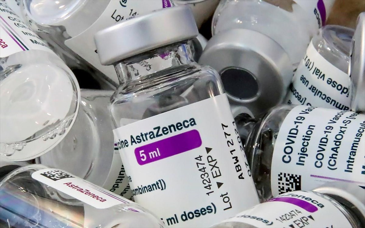 Σταματούν και οι Άγγλοι το εμβόλιο της AstraZeneca σε νεότερους ανθρώπους;