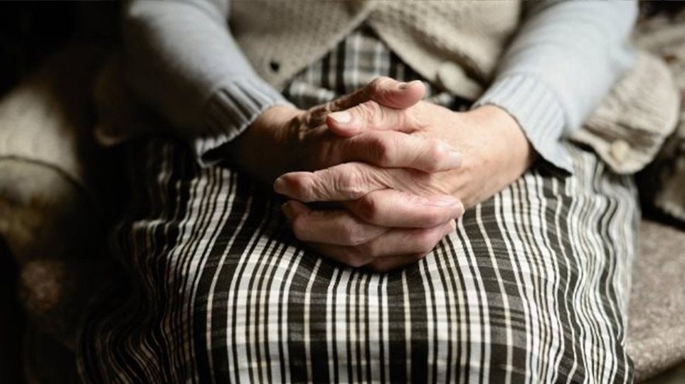 Απανθρωπιά: Εγκατέλειψε αβοήθητη 85χρονη καρκινοπαθή και αφού πέθανε της πήρε χρήματα και κοσμήματα!