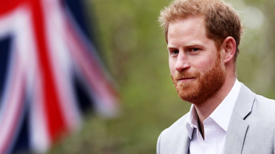 O πρίγκιπας Χάρι επέστρεψε στη Βρετανία για την κηδεία του παππού του, σύμφωνα με τη Sun