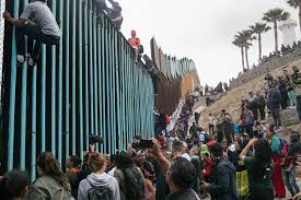 ΗΠΑ: Διακινητής πέταξε δύο κοριτσάκια από έναν ψηλό τοίχο στα σύνορα με το Μεξικό