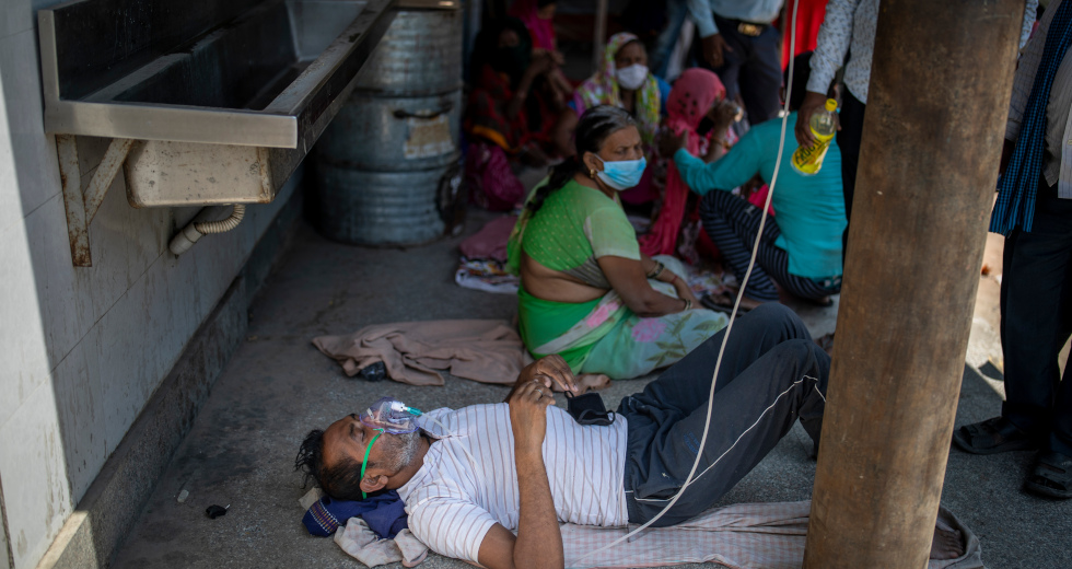 Εκτός ελέγχου ο κορωνοϊός στην Ινδία. Διεθνής βοήθεια για να αντιμετωπιστεί η τραγωδία