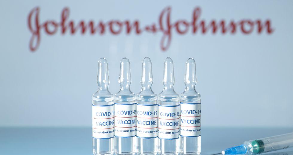 FDA: Δεν υπάρχει αιτιώδης συνάφεια μεταξύ θρομβώσεων και εμβολίου της Johnson&Johnson