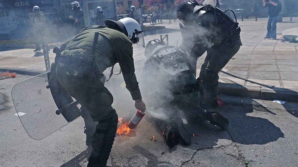 Θεσσαλονίκη: Αστυνομικός έσβησε τη φωτιά από το πόδι διαδηλωτή-βίντεο ντοκουμέντο!
