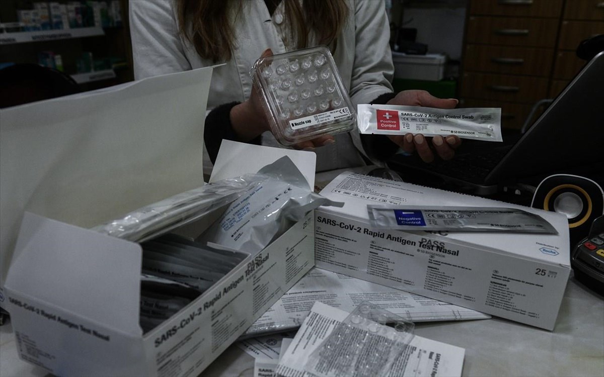 Στα ράφια των 11.000 φαρμακείων τα self tests προς διάθεση του κοινού