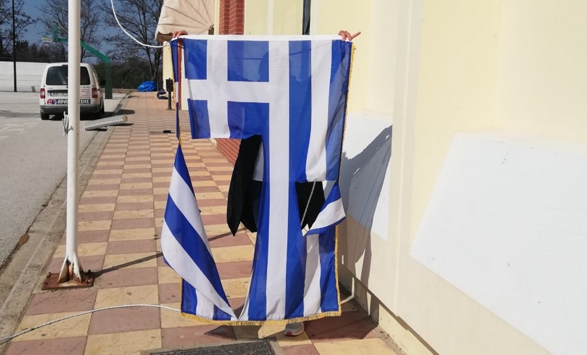 Θεσσαλονίκη: 14χρονοι έσκισαν την ελληνική σημαία σε σχολείο!