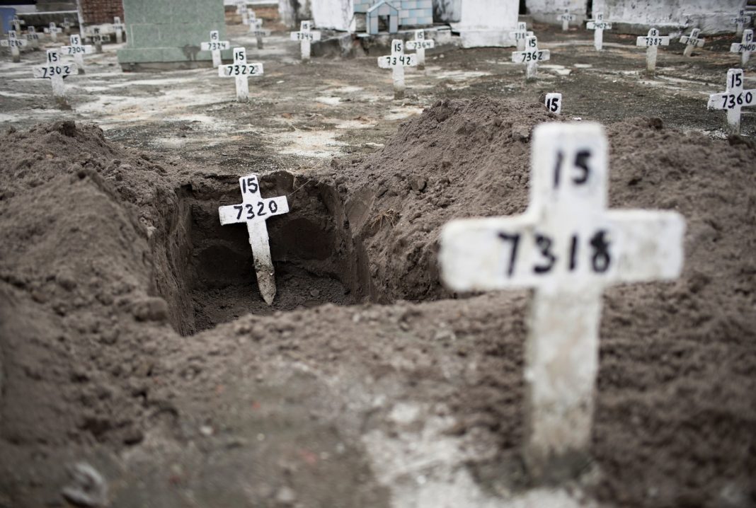 Βραζιλία: Αδειάζουν παλιούς τάφους για τους εκατοντάδες νεκρούς από την πανδημία