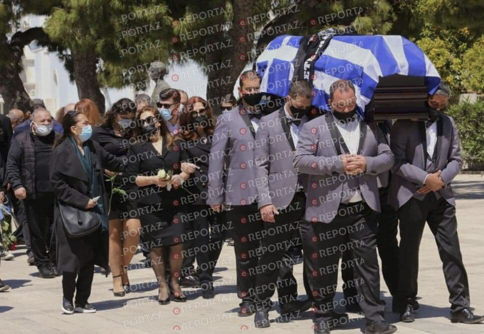 Θρήνος στην κηδεία του Σπύρου Γιατρά - Συντετριμμένη η οικογένειά του(φωτό)