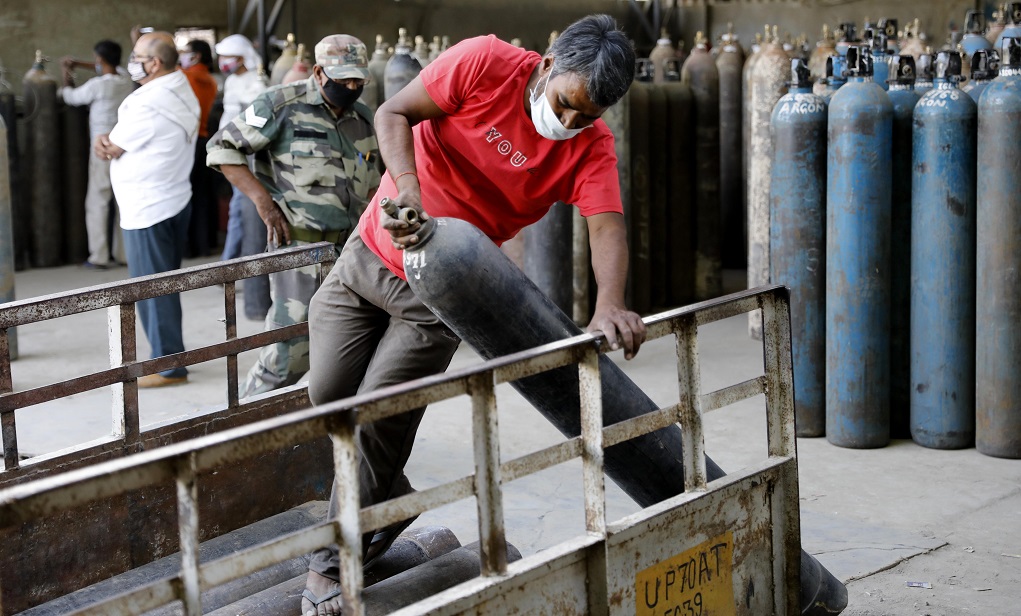 Ινδία: Άρχισαν να φτάνουν ιατρικές προμήθειες. 200.000 οι νεκροί από τον κορωνοϊό
