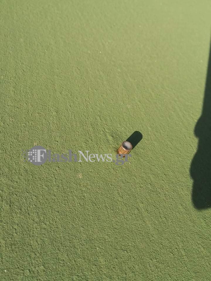 Απίστευτο: Σφαίρα "καρφώθηκε" σε γήπεδο τέννις στα Χανιά! (φωτογραφίες)