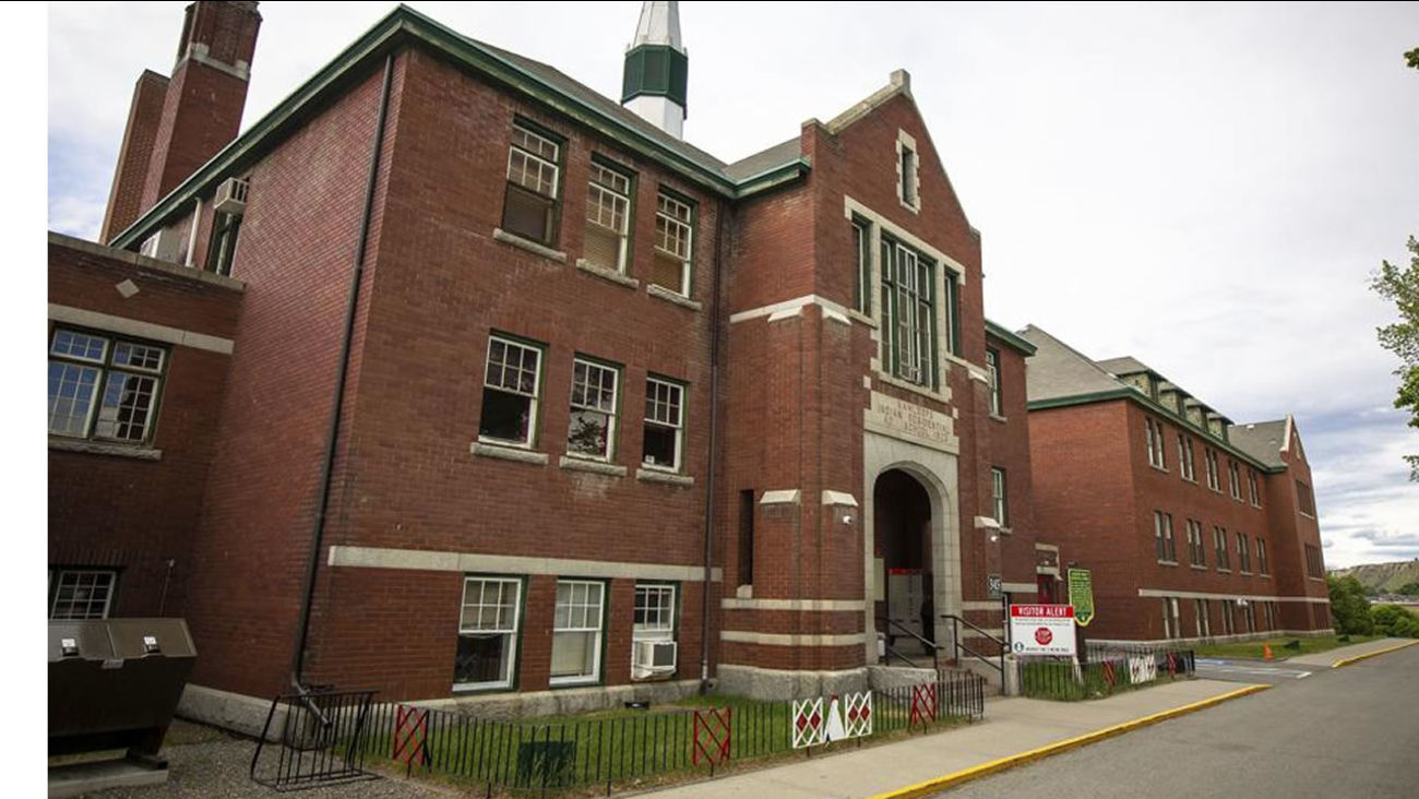 Φρίκη στον Καναδά: Βρέθηκε ομαδικός τάφος με οστά 215 παιδιών σε παλιό σχολείο [βίντεο]
