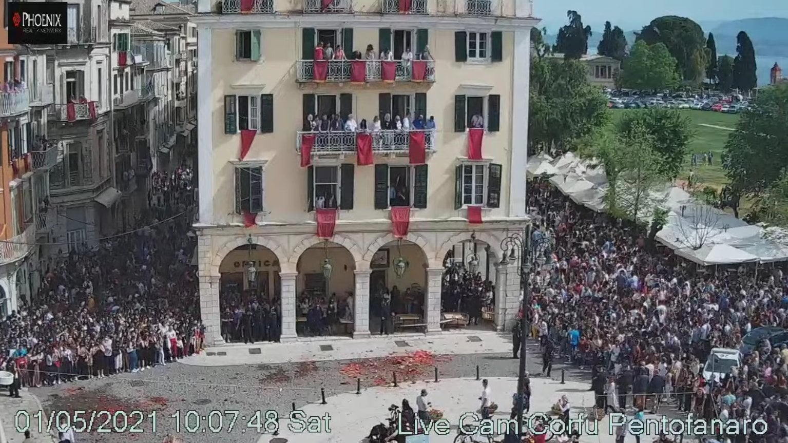 Χιλιάδες «μπότηδες» από τα μπαλκόνια της Κέρκυρας και χιλιάδες συνωστισμένοι στην πλατεία