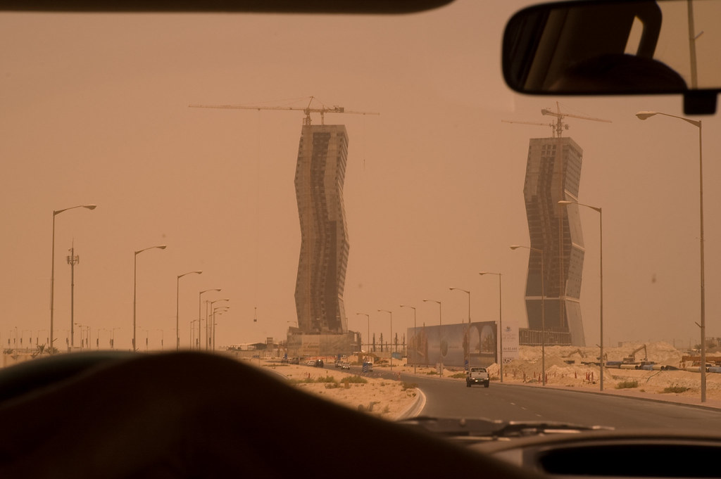 Βράζει ο τόπος στο Κατάρ και τοποθετούν air conditions στα... πεζοδρόμια