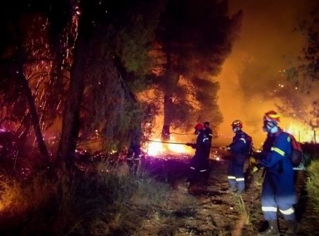 Φωτιά Σχίνος: Σε ύφεση η πυρκαγιά με διάσπαρτες εστίες για τέταρτη ημέρα
