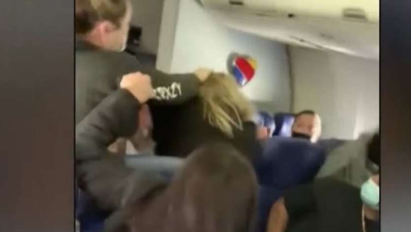 ΗΠΑ: Γυναίκα επιβάτης ξυλοφόρτωσε αεροσυνοδό (βίντεο)