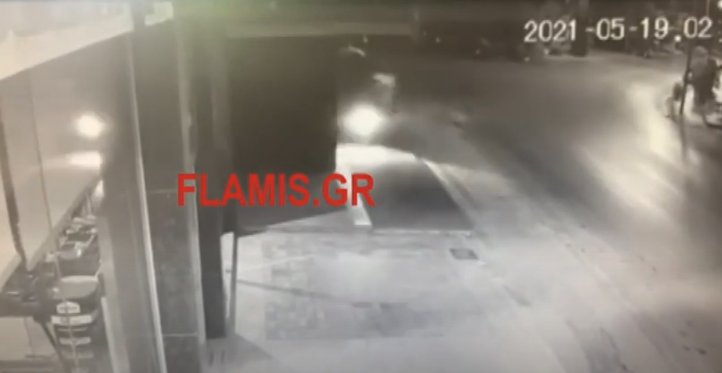 Τροχαίο στην Πάτρα: Απίστευτο βίντεο από τη στιγμή που ο 33χρονος «καρφώνεται» με τη μηχανή του σε κατάστημα