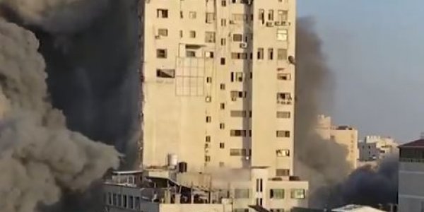 Γάζα: Κτήριο 13 ορόφων καταρρέει σαν χάρτινος πύργος μετά από ισραηλινή αεροπορική επίθεση