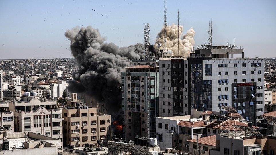 Έβδομη νύχτα βομβαρδισμών στη Γάζα - Οργή για το «χτύπημα» σε Associated Press και Al Jazeera(βίντεο)
