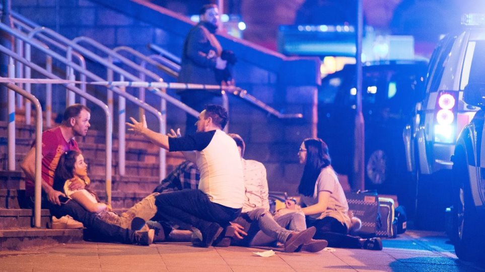 H Αριάνα Γκράντε αποτίει φόρο τιμής στα θύματα και στους επιζώντες της πολύνεκρης τρομοκρατικής επίθεσης στη συναυλία της, στο Μάντσεστερ