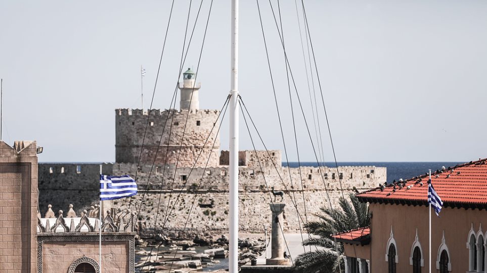 Ρόδος: Συνελήφθη 48χρονος που κατέβασε την Ελληνική σημαία και μετά μαχαίρωσε αστυνομικό!