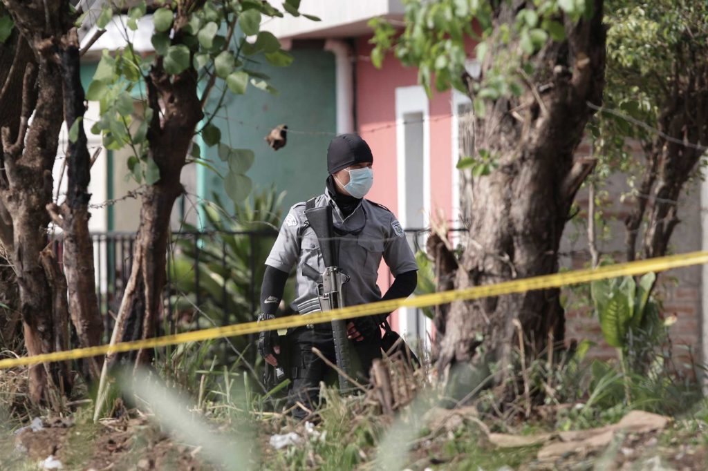 Ελ Σαλβαδόρ: Μαζικοί τάφοι με λείψανα έως και 40 γυναικών εντοπίστηκαν στο σπίτι πρώην αστυνομικού