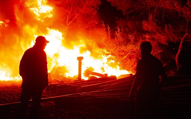 Πυρκαγιά στην Κορινθία: Διάσπαρτες εστίες και συνεχείς αναζωπυρώσεις λόγω των ανέμων