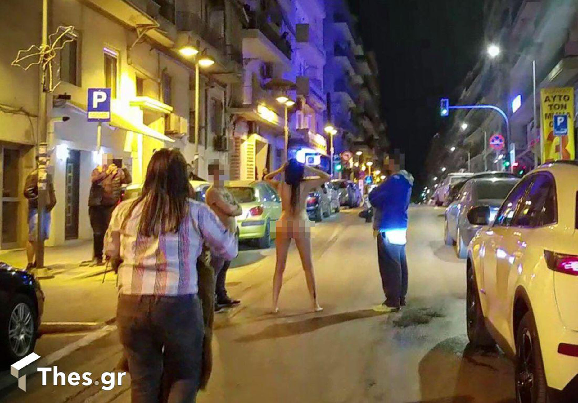 Θεσσαλονίκη: Γυναίκα έμεινε γυμνή στη μέση του δρόμου